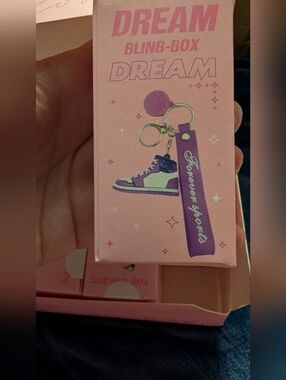 🦋 1 Mystery  Sneaker Keychain -